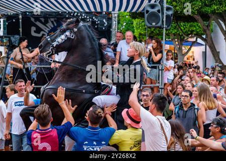 Traditioneller Pferdetanz „Jaleo“ aus dem 14. Jahrhundert, Festlichkeiten von Sant Lluís, Dorf Sant Lluís, Menorca, Balearen, Spanien. Stockfoto