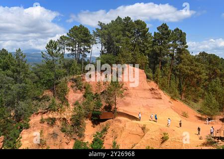 Touristen erkunden den „Sentier des ocres“ oder Ochre Trail in der Nähe von Roussillon im Luberon Regional Park Vaucluse Provence Frankreich Stockfoto