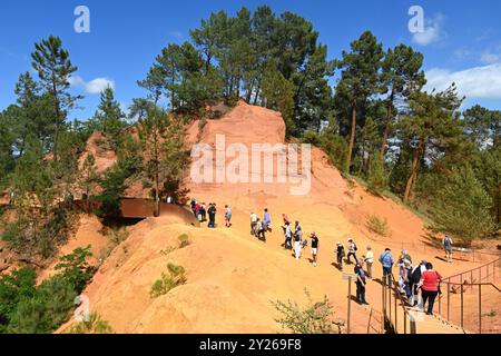 Touristen erkunden den „Sentier des ocres“ oder Ochre Trail in der Nähe von Roussillon im Luberon Regional Park Vaucluse Provence Frankreich Stockfoto