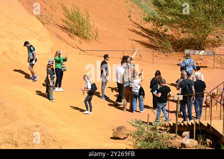 Touristen erkunden den „Sentier des ocres“ oder Ochre Trail in der Nähe von Roussillon im Luberon Regional Park Vaucluse Provence Frankreich Stockfoto