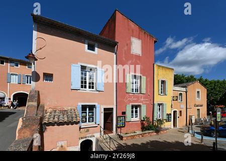 Farbenfrohe, farbenfrohe oder mehrfarbige, terrassenförmige Dorfhäuser Roussillon Luberon Regional Park Vaucluse Provence Frankreich Stockfoto