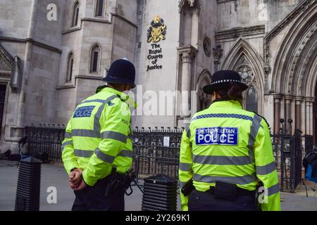 London, Großbritannien. November 2021. Polizeibeamte der Metropolitan Police stehen vor den königlichen Justizgerichten. Quelle: Vuk Valcic/Alamy Stockfoto