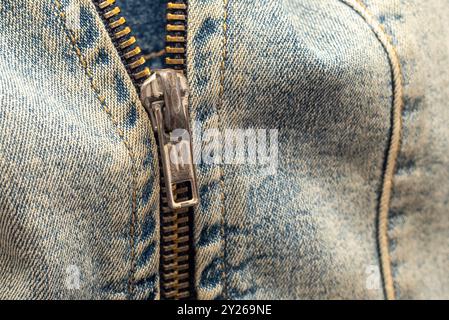 Nahaufnahme eines Reißverschlussverschlusses an Jeans und einer Jeansjacke Stockfoto