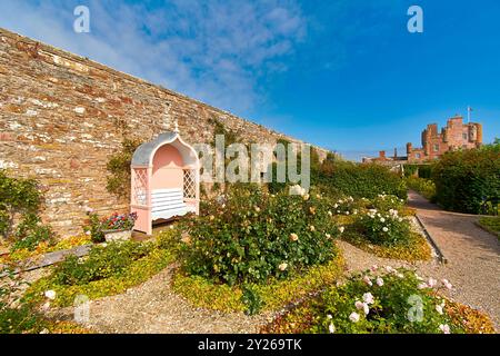 Das Schloss & die Gärten von Mey ummauerten Garten im Spätsommer ein blauer Himmel das Schloss und der Muschelgarten mit Büschen und Kletterrosen und rosa Bankmeer Stockfoto