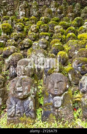 Moosbedeckte Steinstatuen von Rakanen - die Schüler Buddhas, Otagi Nenbutsu-JI Tempel, Kyoto, Japan Stockfoto