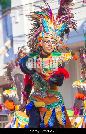 Topeng Ireng Tanz aus Zentral-Java am 3. BEN Carnival. Dieser Tanz zeigt eine Gruppe tapferer Soldaten in Tarnung, die gegen Holländer kämpfen Stockfoto