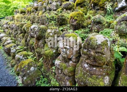 Moosbedeckte Steinstatuen von Rakanen - die Schüler Buddhas, Otagi Nenbutsu-JI Tempel, Kyoto, Japan Stockfoto