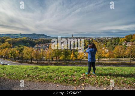 Bern (Bern) Schweiz touristische Frau, die in der Herbstsaison Fotos in der Altstadt und der Aare macht Stockfoto