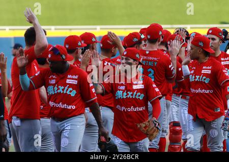 Monterrey, Mexiko. September 2024. Diablos Rojos Teamkollege feierte den Sieg nach der Wiederaufnahme des 3. Spiels der King Series 2024 gegen Sultanes de Monterrey aus der mexikanischen Baseball League (LMB) zwischen Diablos Rojos del México und Sultanes de Monterrey im Estadio Mobil Super. Diablos Rojos führte die Serie 3-0. Am 8. September 2024 in Monterrey, Mexiko. (Foto: Carlos Santiago/ Credit: Eyepix Group/Alamy Live News Stockfoto