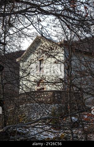 Die Kirche, die San Giovanni gewidmet ist, ist in den Wäldern der Abruzzen Latium und Molise National Park eingebettet. Bisegna, Provinz L'Aquila, Abruzzen, Italien Stockfoto