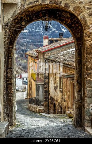 Blick auf das historische Zentrum von Bisegna vom Eingangstor zu den alten Mauern. Bisegna, Provinz L'Aquila, Abruzzen, Italien, Europa Stockfoto