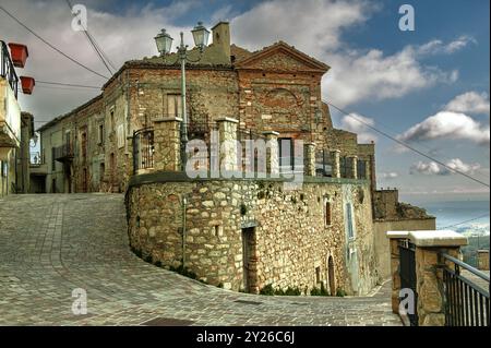 Die Kapelle von Sant’Antonio Abate ist an den Pagliccia-Palast angeschlossen, der aus grobem Stein gebaut wurde. Brittoli, Provinz pescara, abruzzen, Italien, Europa Stockfoto