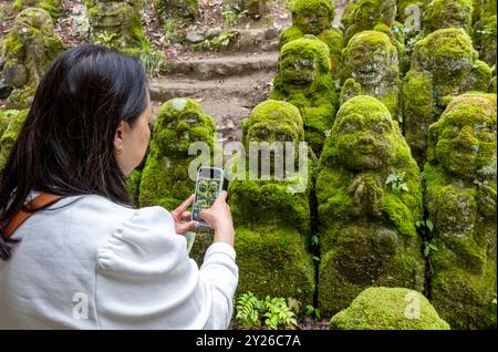 Der Besucher macht Fotos von rakan-Statuen im Otagi Nenbutsu-JI-Tempel in Kyoto, Japan Stockfoto