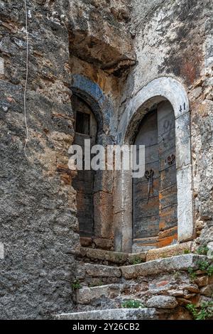 Gassen, bietet einen Blick auf Bögen zwischen alten Häusern und mittelalterliche Architektur des alten Bergdorfes Bussi. Bussi, Provinz Pescara, Abruzzen Stockfoto