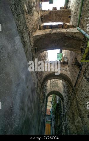 Gassen, bietet einen Blick auf Bögen zwischen alten Häusern und mittelalterliche Architektur des alten Bergdorfes Bussi. Bussi, Provinz Pescara, Abruzzen Stockfoto