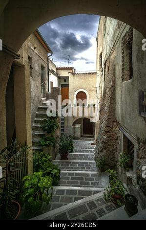 Gassen, bietet einen Blick auf Bögen zwischen alten Häusern und mittelalterliche Architektur des alten Bergdorfes Bussi. Bussi, Provinz Pescara, Abruzzen Stockfoto