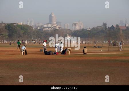 Indien, Mumbai, Churchgate, Cricketspiele im Maidan Park. Stockfoto