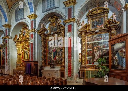 Reich verzierte und farbenfrohe Barockaltäre in der Kirche Santa Maria delle Grazie. Calascio, Provinz L'Aquila, Abruzzen, Italien, Europa Stockfoto