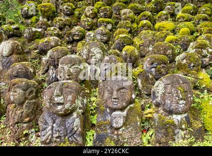 Moosbedeckte Steinstatuen von Rakanen - die Schüler Buddhas, Otagi Nenbutsu-JI Tempel, Kyoto, Japan Stockfoto