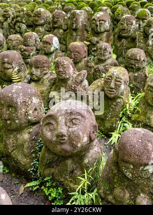 Moosbedeckte Steinstatuen von Rakanen - die Schüler Buddhas, Otagi Nenbutsu-JI Tempel, Kyoto, Japan Stockfoto