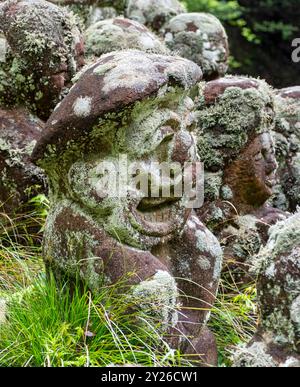 Nahaufnahme der moosbedeckten Steinstatue von rakan - dem Schüler Buddhas, Otagi Nenbutsu-JI Tempel, Kyoto, Japan Stockfoto