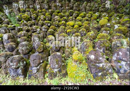 Moosbedeckte Steinstatuen von Rakanen - die Schüler Buddhas, Otagi Nenbutsu-JI Tempel, Kyoto, Japan Stockfoto