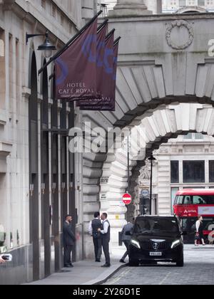 Türsteher vor dem Hotel Cafe Royal Regent Street London, Großbritannien Stockfoto