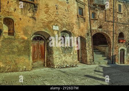 Ein Blick auf das historische Zentrum von Calascio im Gran Sasso und Monti della Laga Nationalpark. Calascio, Provinz L'Aquila, Abruzzen, Italien Stockfoto