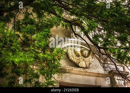 Zwei Putten als Dekoration der Lünette im Hauptportal der Pfarrkirche Santa Maria Assunta. Castiglione a Casauria, Abruzzen Stockfoto