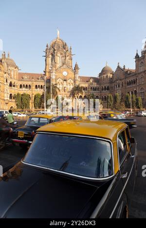 Lokales Taxi und Victoria Railway Terminal Gebäude, Mumbai, Indien. Stockfoto