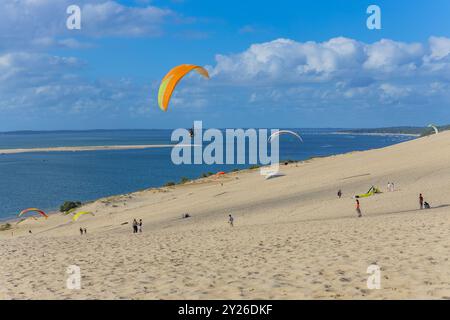 Düne von Pilat, Frankreich - 14. August 2024: Paragliding in der Großen Düne von Pilat, Arcachon Basin, Nouvelle Aquitaine, Frankreich. Stockfoto