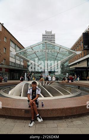 Glückliche Shopper im Viertel im Stadtzentrum von Coventry Stockfoto