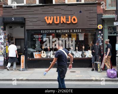 Wunjo E-Gitarre und Bass Shop, Tin Pan Alley Denmark Street London Stockfoto