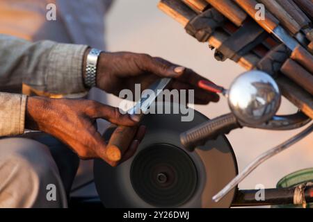 Angepasstes Fahrrad zum Schärfen und Schleifen von Messern, Juhu, Indien. Stockfoto