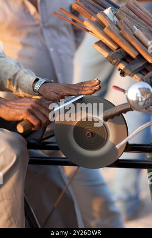 Angepasstes Fahrrad zum Schärfen und Schleifen von Messern, Juhu, Indien. Stockfoto