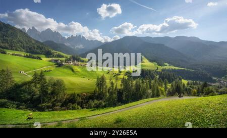 Dolomiten Landschaft in den italienischen Alpen, Santa Magdalena Kirche und Geißelberge im Hintergrund. Funes Tal, Trentino Südtirol Region Stockfoto