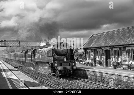 Die historische „Spam Can“ Tangmere Dampflokomotive Nummer 34067, die 1947 in Brighton gebaut wurde und nach der RAF-Basis Sussex benannt wurde und über 500.000 m überragte Stockfoto