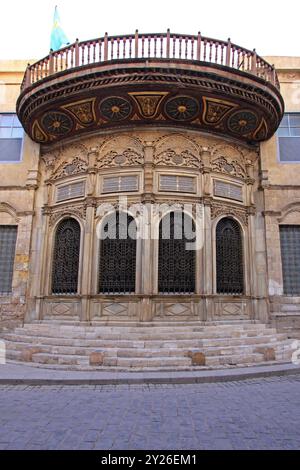 Kairo, Ägypten - 1. März 2010: Gebäude des Qalawun-Komplexes in der Muizz Al Moez Ldin Allah Al Fatimi-Straße in der islamischen Altstadt. Stockfoto