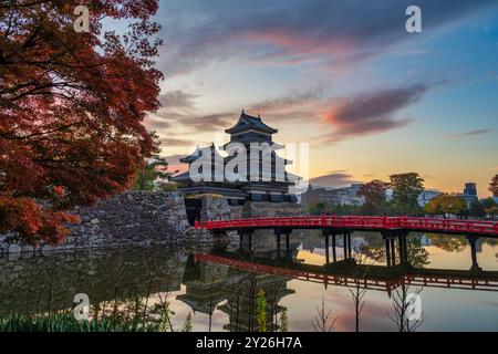 Matsumoto Nagano, Sonnenaufgang auf der Burg Matsumoto im Herbst Stockfoto