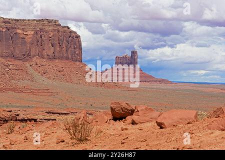 Felsformationen, Mesas Buttes auf dem Boden des Monument Valley unter dramatischem Himmel Stockfoto