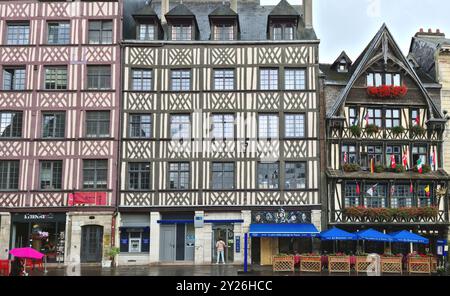 Rouen hat wunderschöne bunte „Fachwerkhäuser“ oder „strohgedeckte“ Häuser. Diese Bautechnik geht auf das Mittelalter zurück. Stockfoto