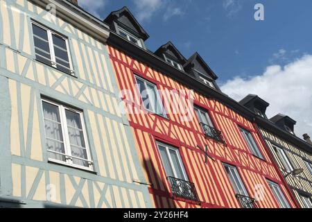 Rouen hat wunderschöne bunte „Fachwerkhäuser“ oder „strohgedeckte“ Häuser. Diese Bautechnik geht auf das Mittelalter zurück. Stockfoto