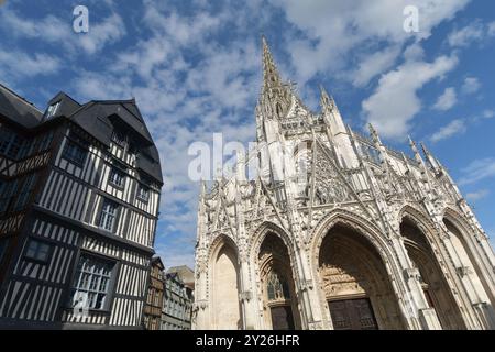 In Rouen, Normandie, ist die Kirche St. Maclov eine opulente gotisch-katholische Kirche mit geschnitzten Holztüren aus der Renaissance. Stockfoto