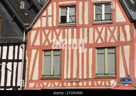 Rouen hat wunderschöne bunte „Fachwerkhäuser“ oder „strohgedeckte“ Häuser. Diese Bautechnik geht auf das Mittelalter zurück. Stockfoto