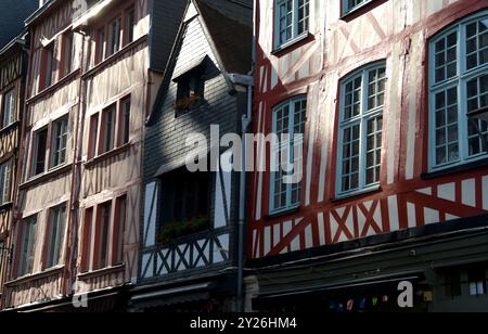 Rouen hat wunderschöne bunte „Fachwerkhäuser“ oder „strohgedeckte“ Häuser. Diese Bautechnik geht auf das Mittelalter zurück. Stockfoto