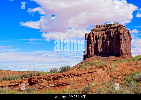 Merrick Butte unter hellen Wolken, die rote Sandsteinfarbe reflektieren Stockfoto