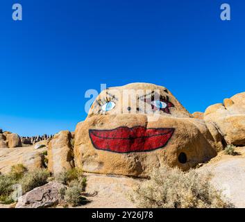 Skurrile Graffiti gemalt auf dem Alptraumfelsen der Alabama Hills, Alabama Hill National Scenic Area, Lone Pine, Kalifornien, USA Stockfoto