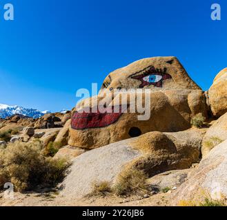 Skurrile Graffiti gemalt auf dem Alptraumfelsen der Alabama Hills, Alabama Hill National Scenic Area, Lone Pine, Kalifornien, USA Stockfoto