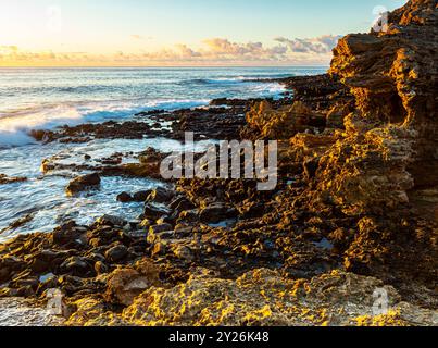 Lithified Cliffs auf dem Mahaulepu Heritage Trail in der Nähe von Shipwreck Beach, Kauai, Kawaii, USA Stockfoto