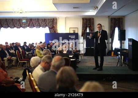 Bolton, Großbritannien. September 2024. Image © lizenziert für Parsons Media. 07/09/2024. Bolton, Vereinigtes Königreich. Tom Tugendhat besucht die Northern Conservative Hustings. The Last Drop Village. Tom Tugendhat Abgeordneter nimmt an den Northern Conservative Hustings Teil, die im Last Drop Hotel in Bolton, Greater Manchester, veranstaltet werden. Foto von Ryan Jenkinson/Parsons Media Credit: andrew parsons/Alamy Live News Stockfoto